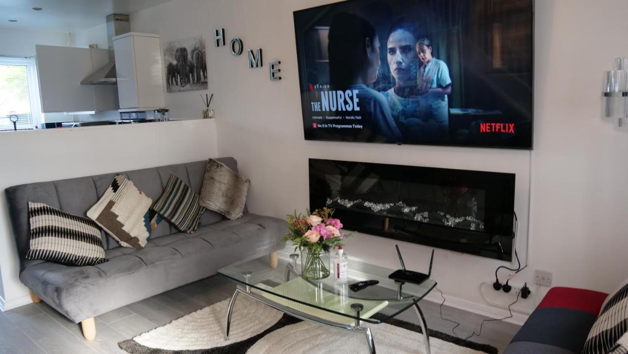 Milton Keynes Luxury Short Stay House With Wifi And Free Parking Wolverton  Екстер'єр фото