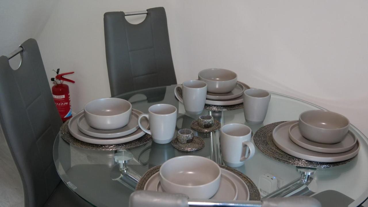 Milton Keynes Luxury Short Stay House With Wifi And Free Parking Wolverton  Екстер'єр фото