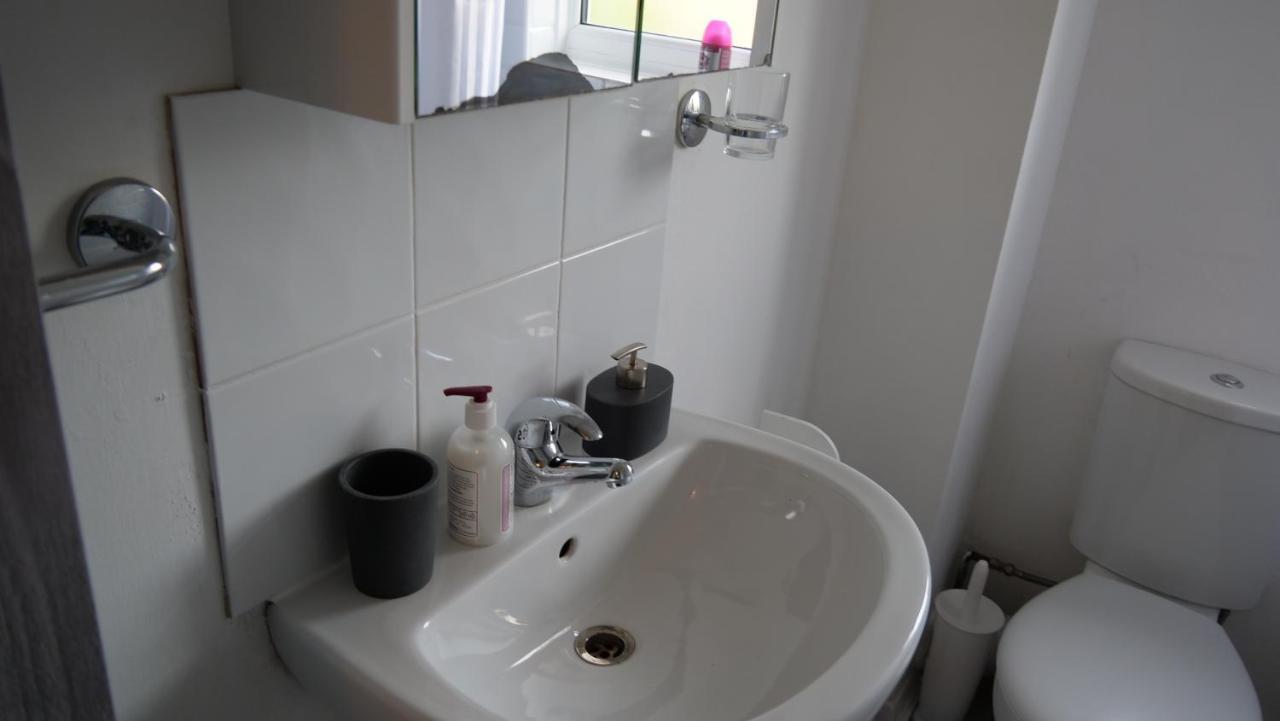 Milton Keynes Luxury Short Stay House With Wifi And Free Parking Wolverton  Екстер'єр фото