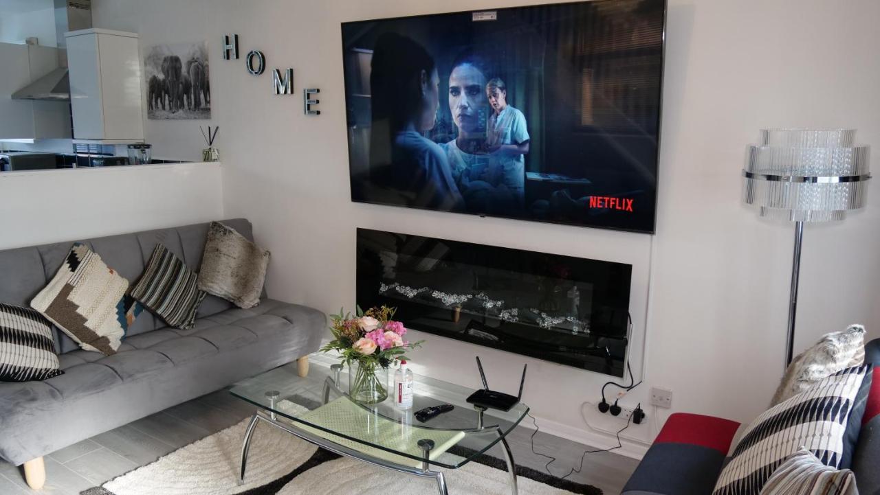 Milton Keynes Luxury Short Stay House With Wifi And Free Parking Wolverton  Екстер'єр фото