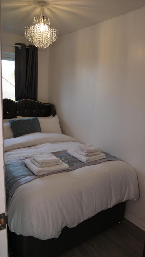 Milton Keynes Luxury Short Stay House With Wifi And Free Parking Wolverton  Екстер'єр фото